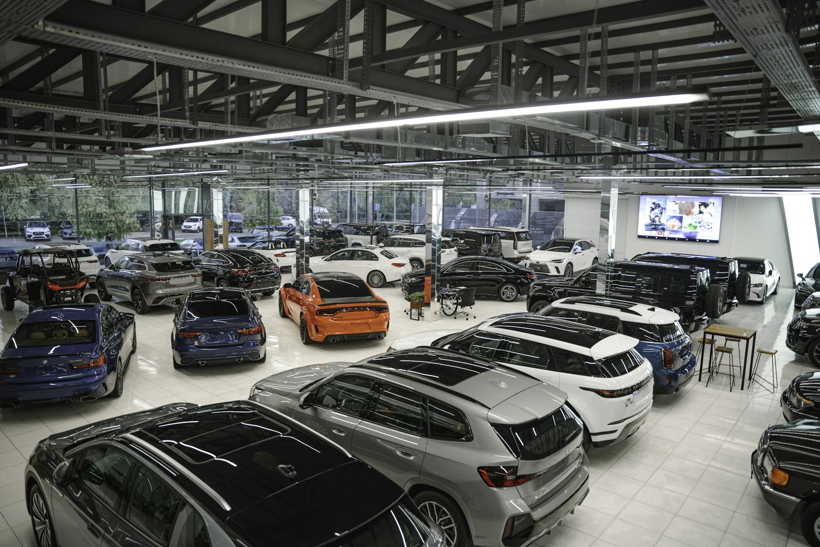 Sala de exhibición con autos de lujo