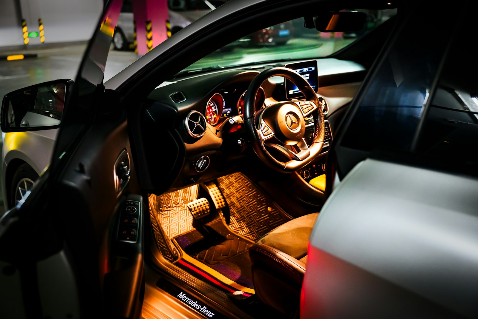 Interior iluminado de un auto en revisión