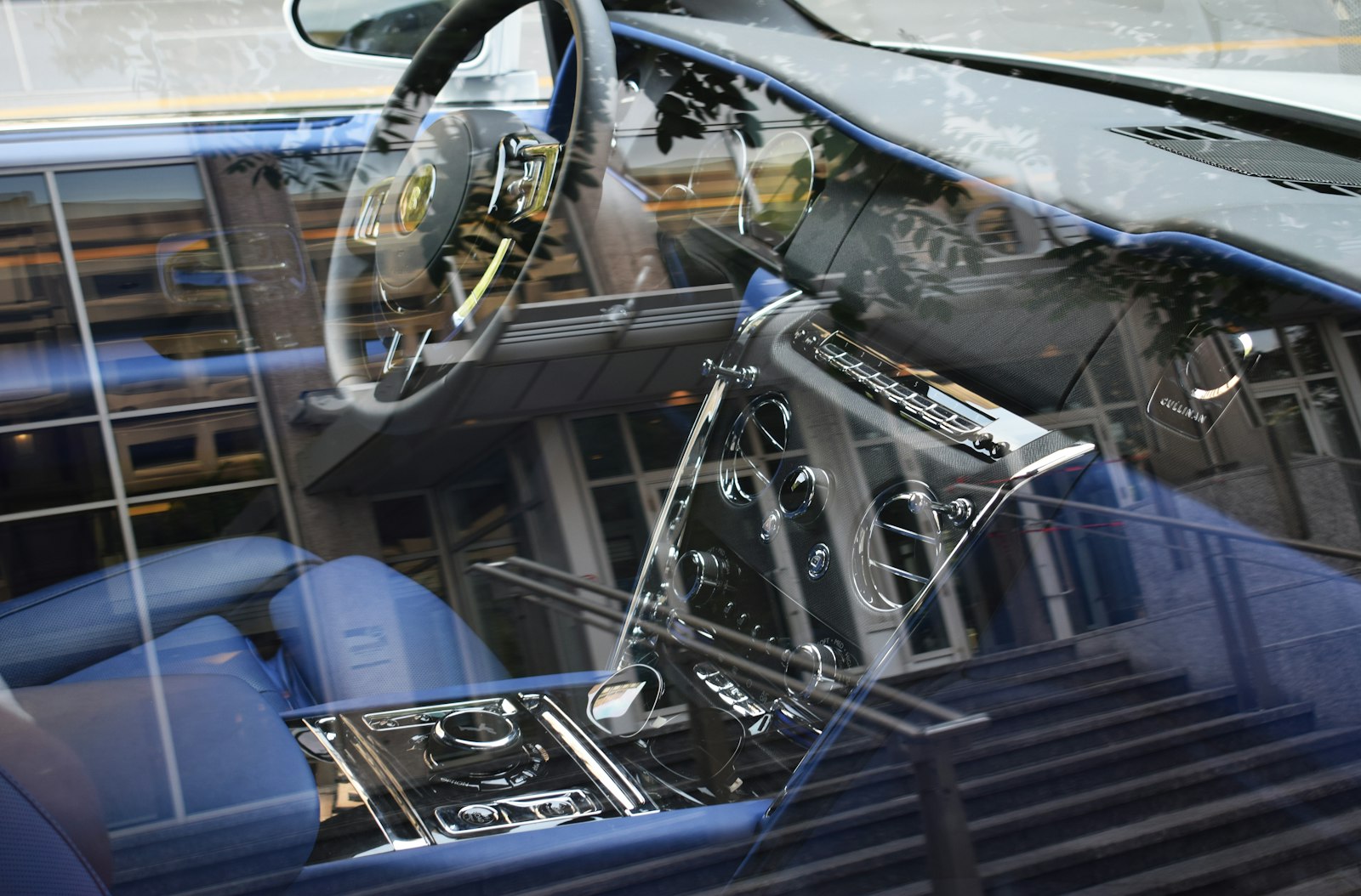 Interior de un auto de lujo